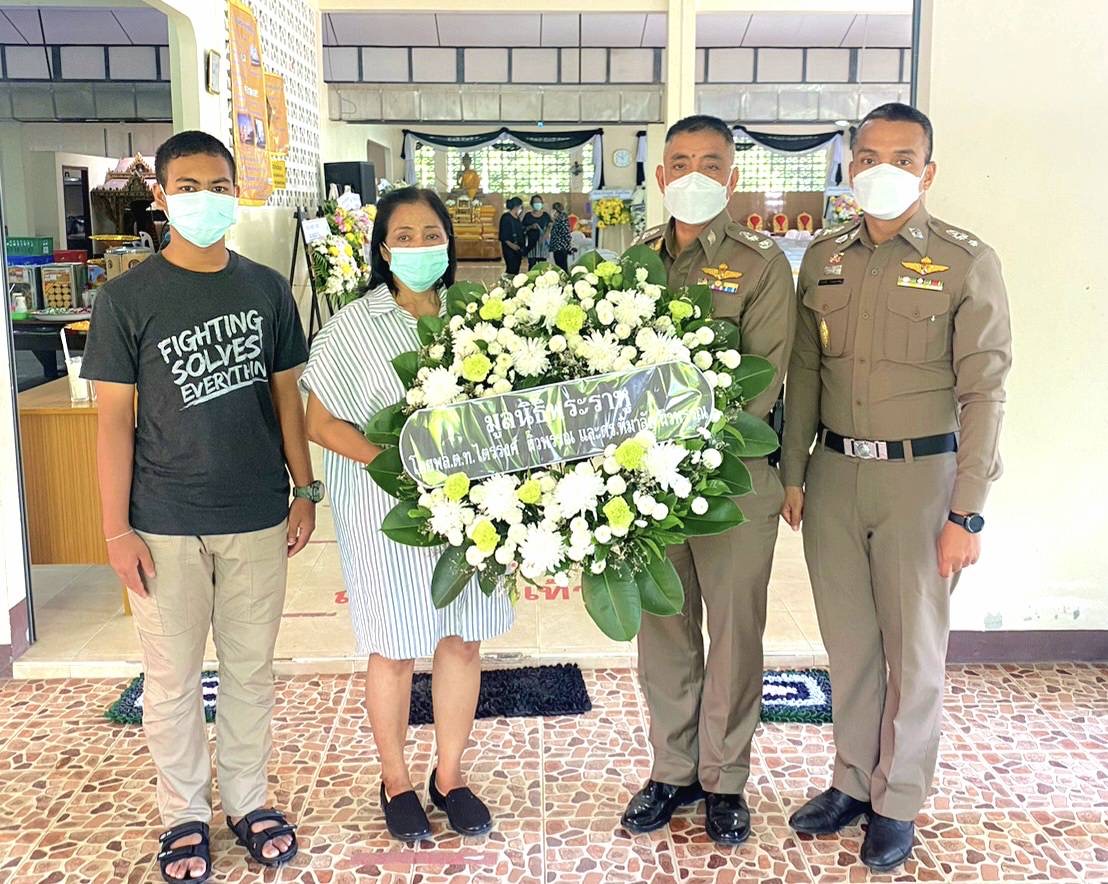 ‘พล.ต.ท. ไตรรงค์’ แสดงความเสียใจกับครอบครัว ‘ผู้กองอ๊อด’ วีรบุรุษเหตุคาร์บอมแฟลตตำรวจ