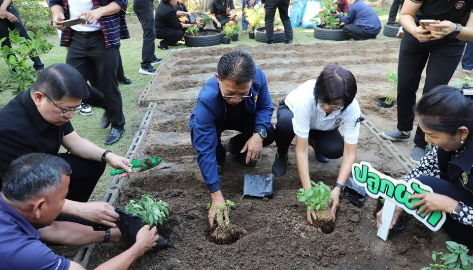 กาญจนบุรีขับเคลื่อน “จวนนี้มีรัก ปลูกผักแบ่งปัน” น้อมแนวพระราชดำริ สร้างความมั่นคงทางอาหาร