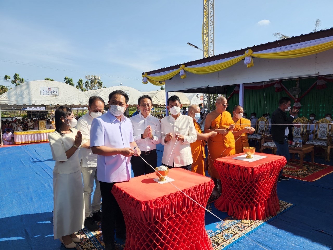 ชาวบ้านแห่ส่องเลขเด็ดรถเครนเสี่ยงโชค​ พิธีอัญเชิญองค์หลวงพ่อเคลือบองค์ใหญ่สุดในโลก