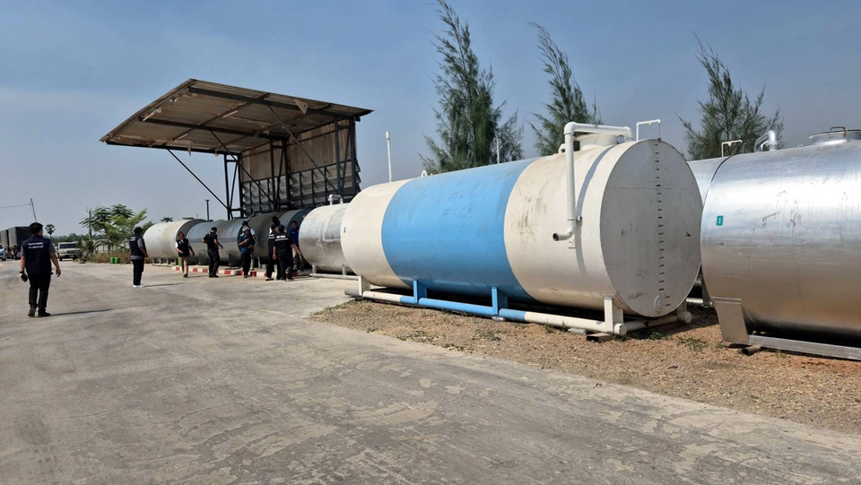 บุกตรวจโรงงานราชบุรี พบกักตุนน้ำมันดีเซล 1.4 แสนลิตร-วัตถุดิบอาหารสัตว์ไร้ใบอนุญาต