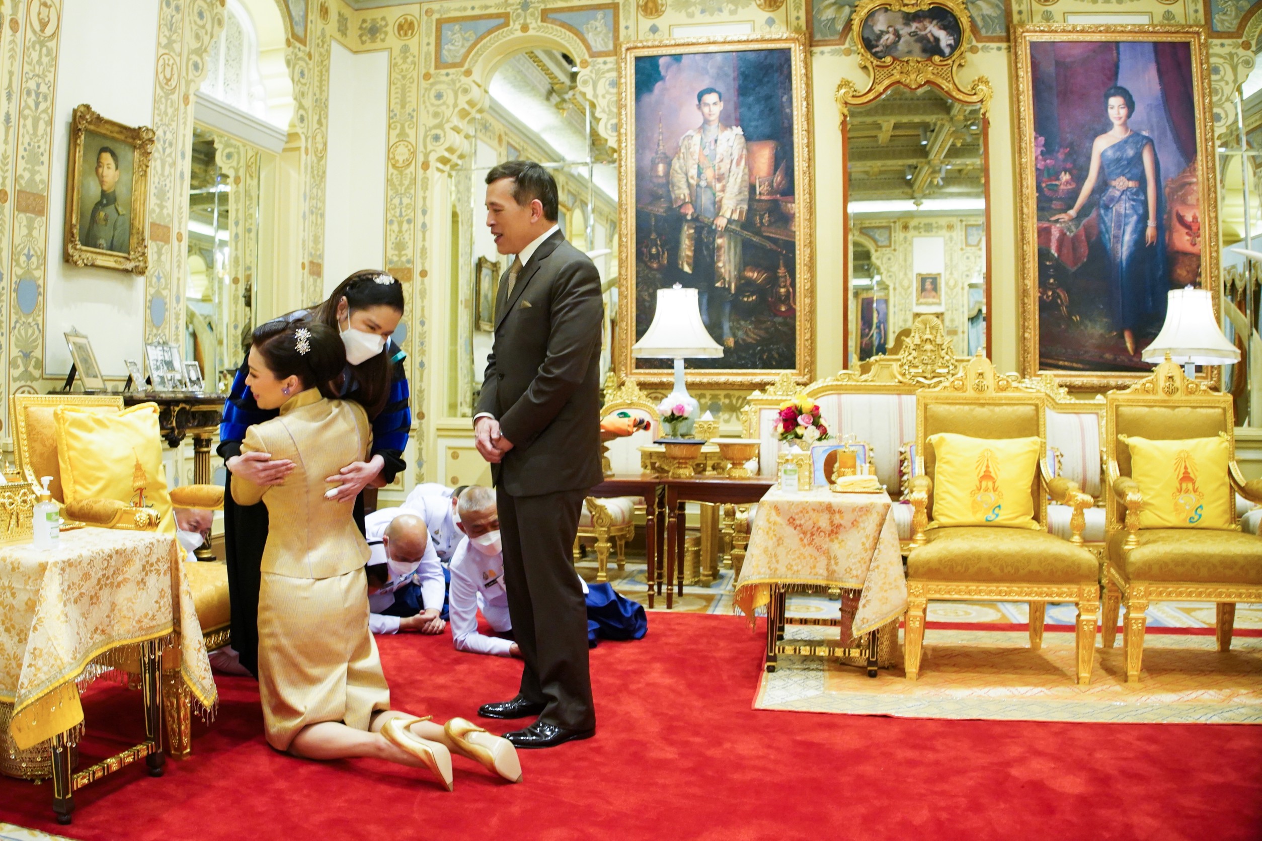 ภาพประทับใจ พระราชินี ทรงสวมกอดและทรงจับพระหัตถ์ สมเด็จเจ้าฟ้าฯ กรมพระศรีสวางควัฒน วรขัตติยราชนารี 