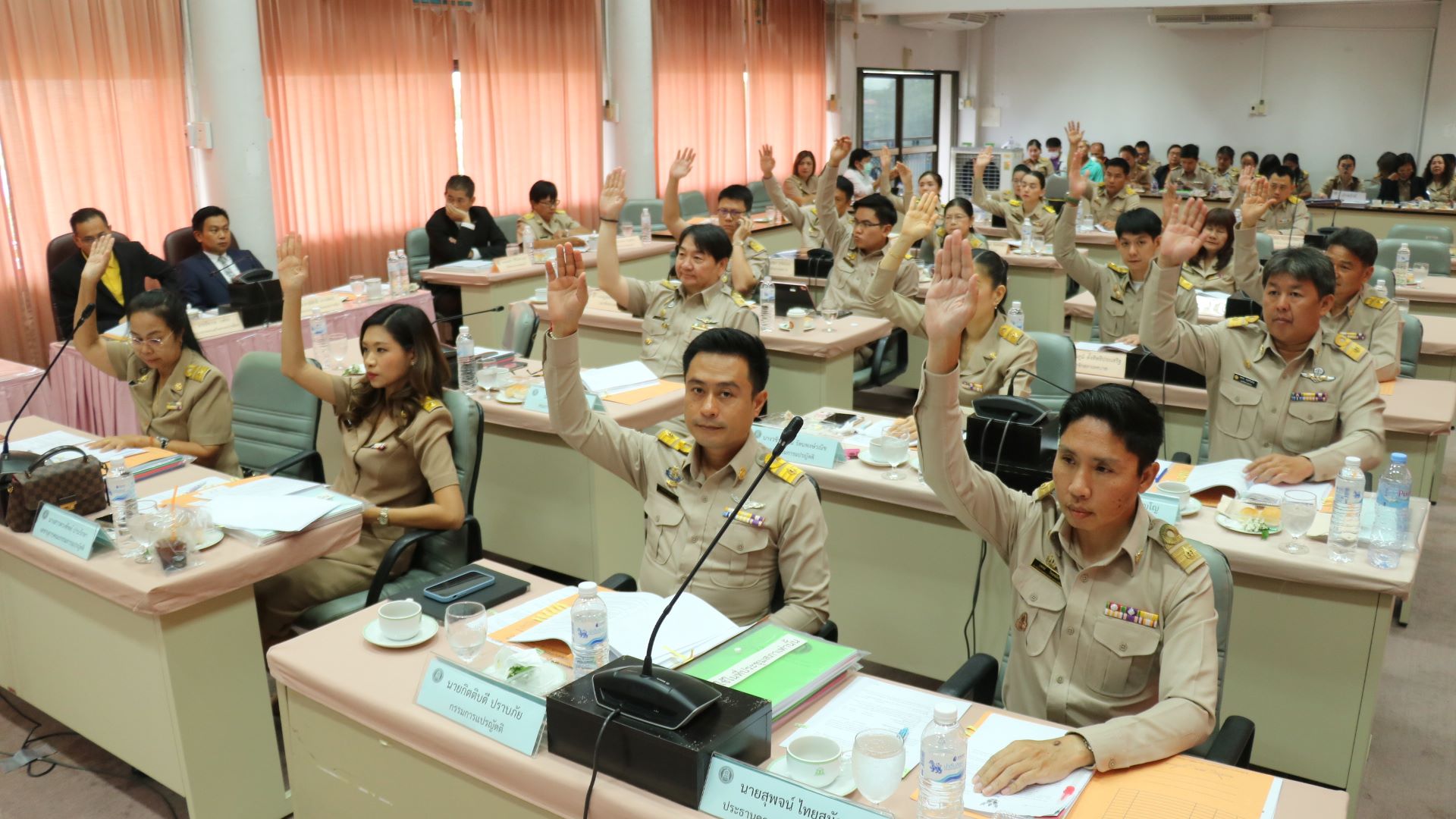 เทศบาลโคราชยกมือผ่านร่างเทศบัญญัติงบรายจ่ายปี 2568 กว่า 2 พันล้านบาท