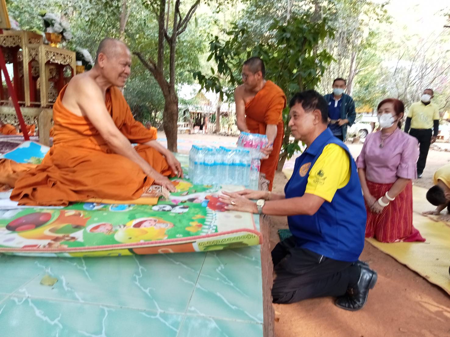 นายอำเภอบ้านไร่ถวายน้ำเจ้าอาวาสวัดพระนอนจักสีห์-พระสงฆ์ 99 รูป ถวายพระพรชัยมงคลเเด่เจ้าฟ้าพัชรกิติยาภาฯ' 