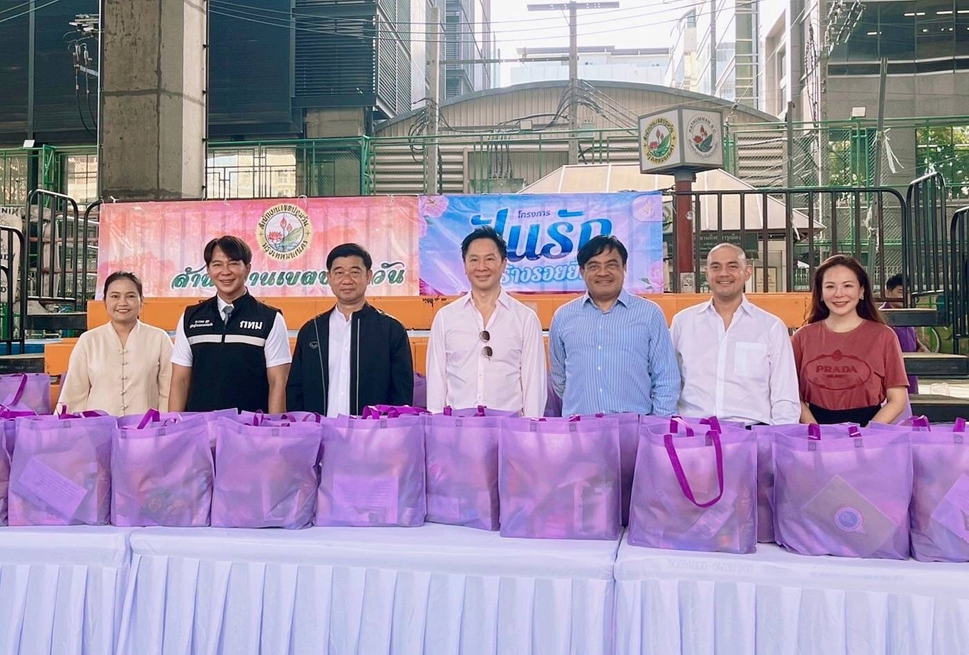 "กฤษณ์ ณรงค์เดช"  มอบข้าวสารและสิ่งของจำเป็น ใน "โครงการปันรัก" ส่งต่อ 17 ชุมชน 100 ครอบครัว