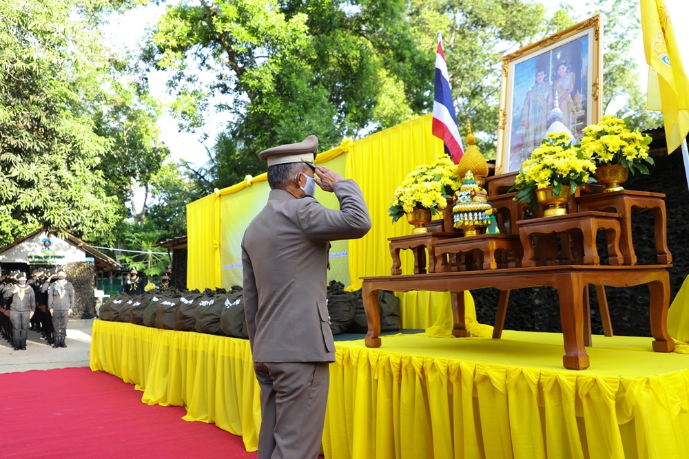ในหลวง โปรดเกล้าฯ ให้องคมนตรีปฏิบัติภารกิจเยี่ยม และให้กำลังใจ จนท.-ปชช.ที่ได้รับผลกระทบจากสถานการณ์ความไม่สงบในพื้นที่นราธิวาส