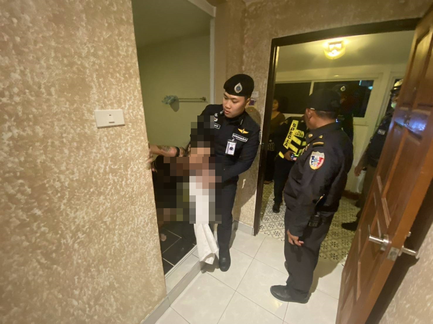 สาวหลอนคลุ้มคลั่งขังตัวเองในห้องน้ำโรงแรมเจอกัญชาคาบ้องพร้อมสูบ