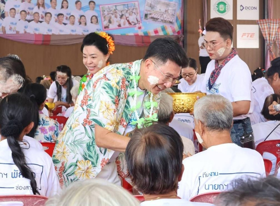 "นายก อบต.ช่องสาริกา" คณะบริหาร สมาชิก รดน้ำดำหัวผู้นำชุมชม
