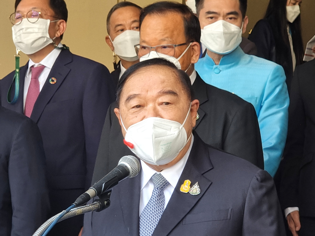 "ประวิตร" โยน "รมว.ยธ." ตอบปมลดโทษคดีทุจริต ยันไม่กระทบ พปชร.