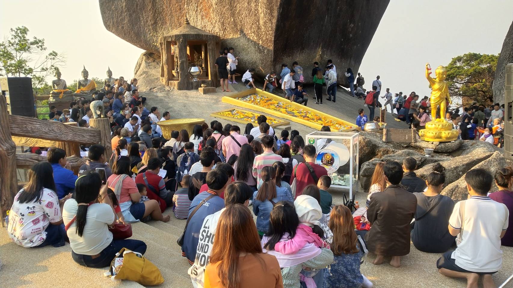 แรงศรัทธา! แห่นมัสการ"รอยพระพุทธบาทพลวง เขาคิชฌกูฏ"