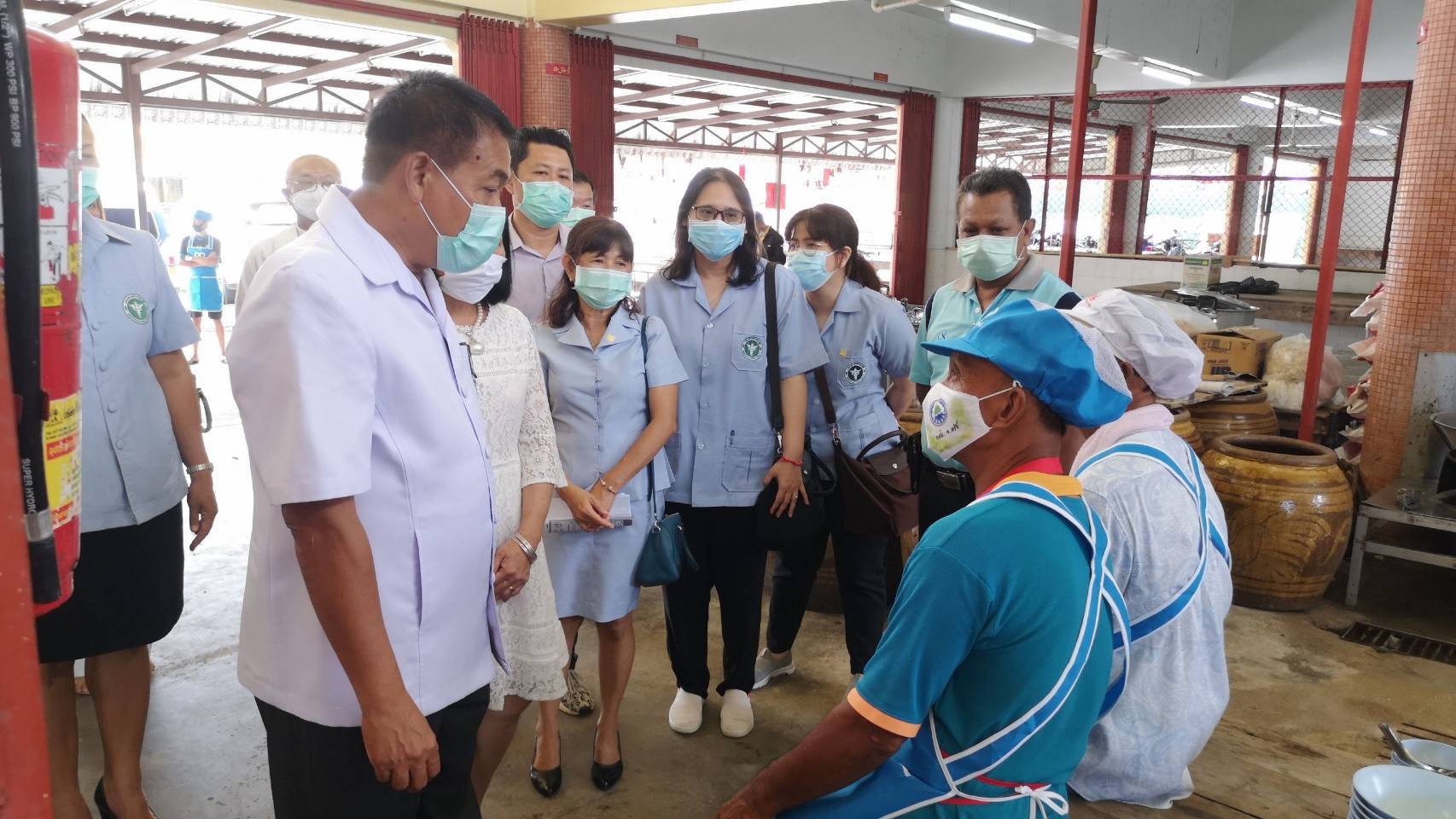 สสจ.ตรัง ลงพื้นที่กวดขันโรงเจในการประกอบอาหารให้ถูกหลักสุขาภิบาลอาหารป้องกันโควิด 19