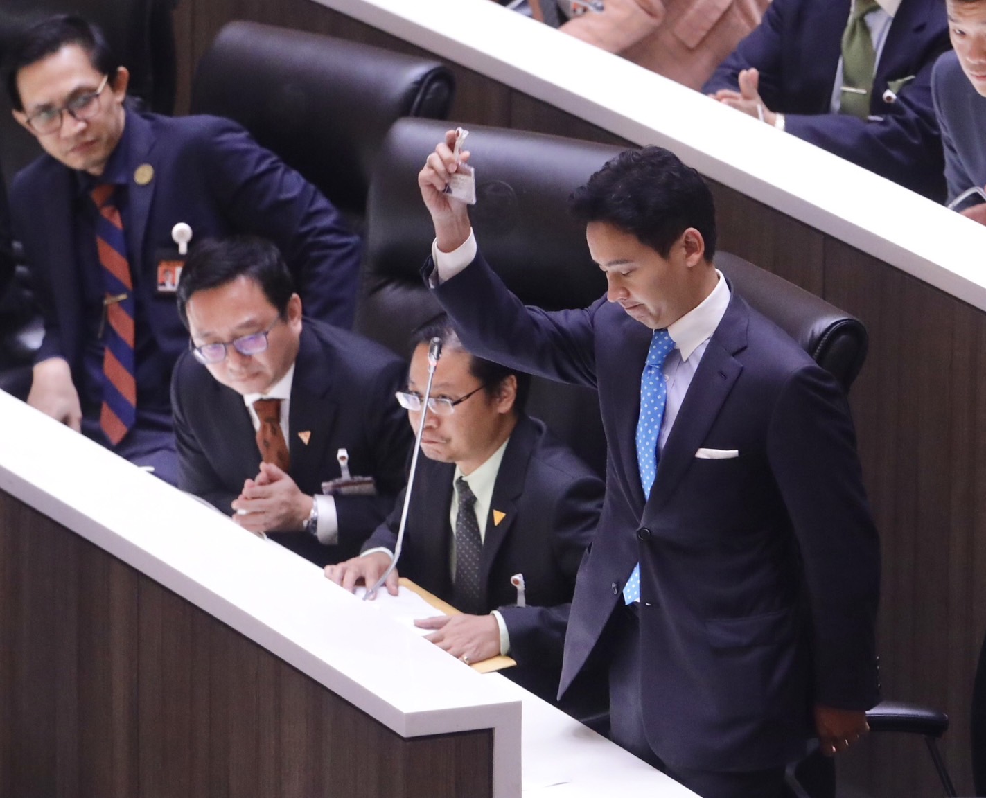 แฮชแท็ก “พิธา-ศาลรัฐธรรมนูญ” พุ่งอันดับ1ติดเทรนด์ทวิต หลังศาลรธน.สั่งหยุดทำหน้าที่ส.ส.