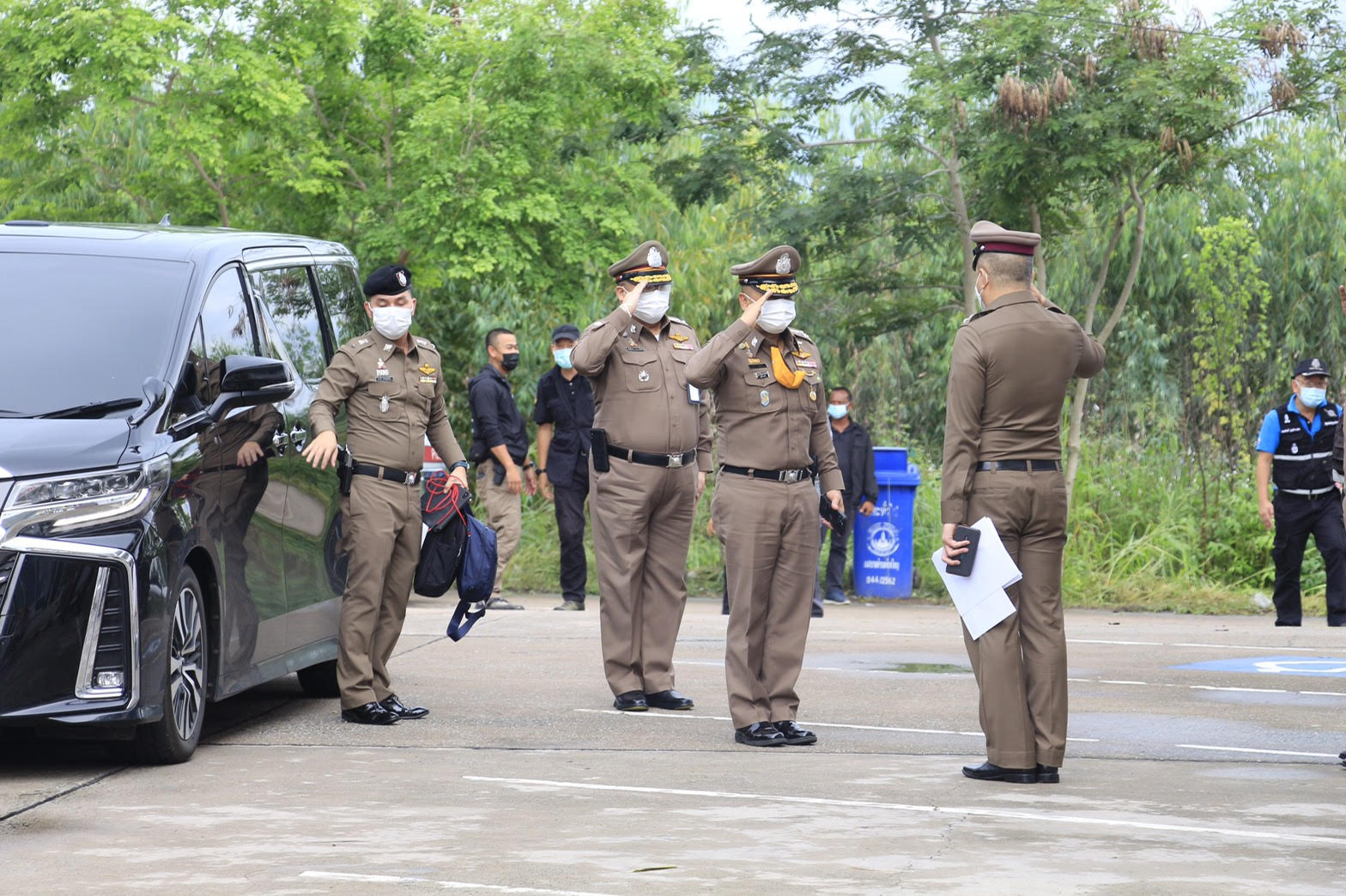 รอง ผบ.ตร. ลงพื้นที่ตรวจสอบคฤหาสน์หรู ยันตำรวจแสดงหมายค้นก่อนเข้าตรวจ