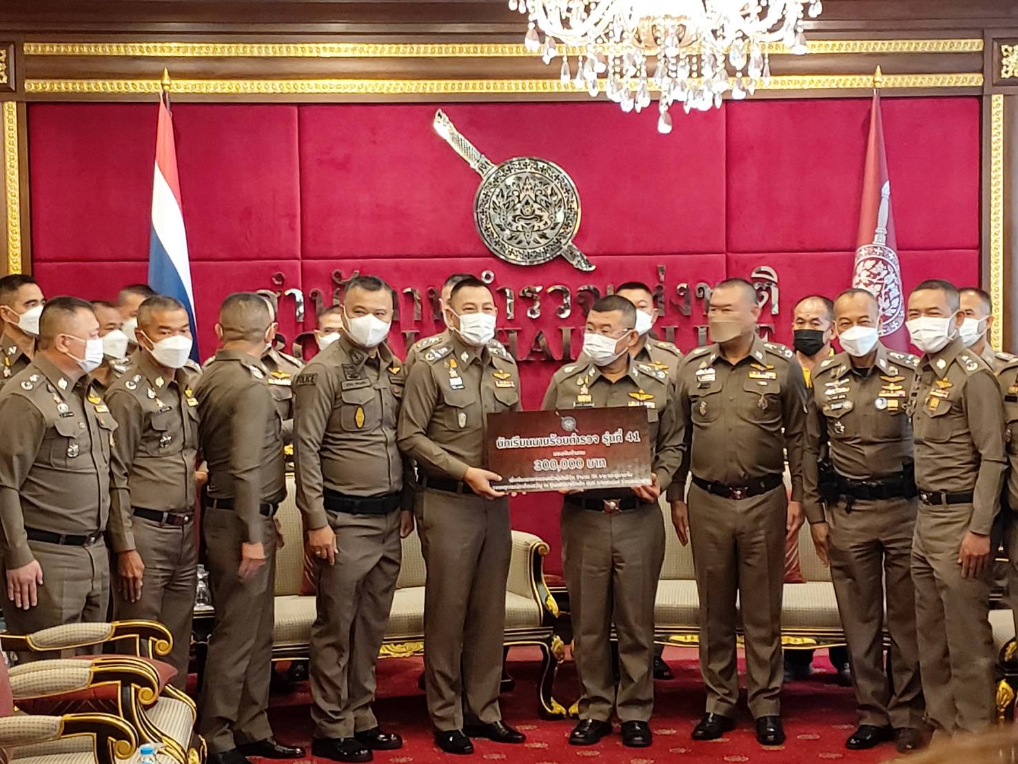 ผบ.ตร.รับมอบเงินบริจาค เพื่อช่วยเหลือเยียวยาครอบครัวผู้ที่ได้รับบาดเจ็บและเสียชีวิตจากเหตุกราดยิงที่ จ.หนองบัวลำภู