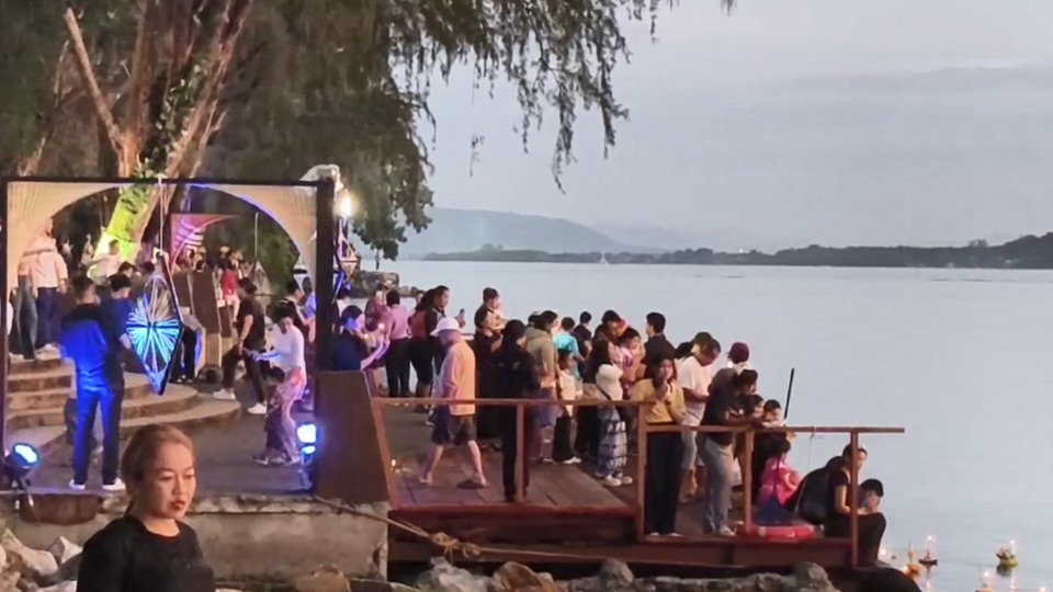 ลอยกระทงกลางเลสงขลา ชาวเมืองร่วมสืบสานประเพณีไทยด้วยความเรียบง่าย 