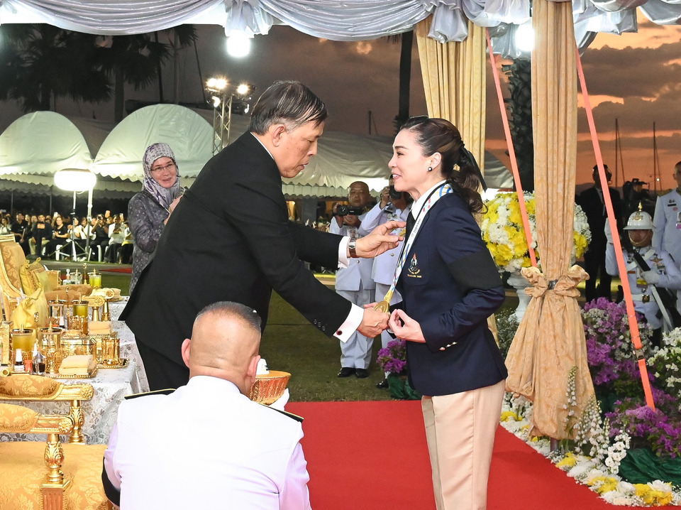 “ในหลวง” พระราชทานเหรียญทอง "เรือใบซีเกมส์" แด่ “พระราชินี” ทรงนำทัพนักกีฬาไทย คว้าชัยชนะสำเร็จ
