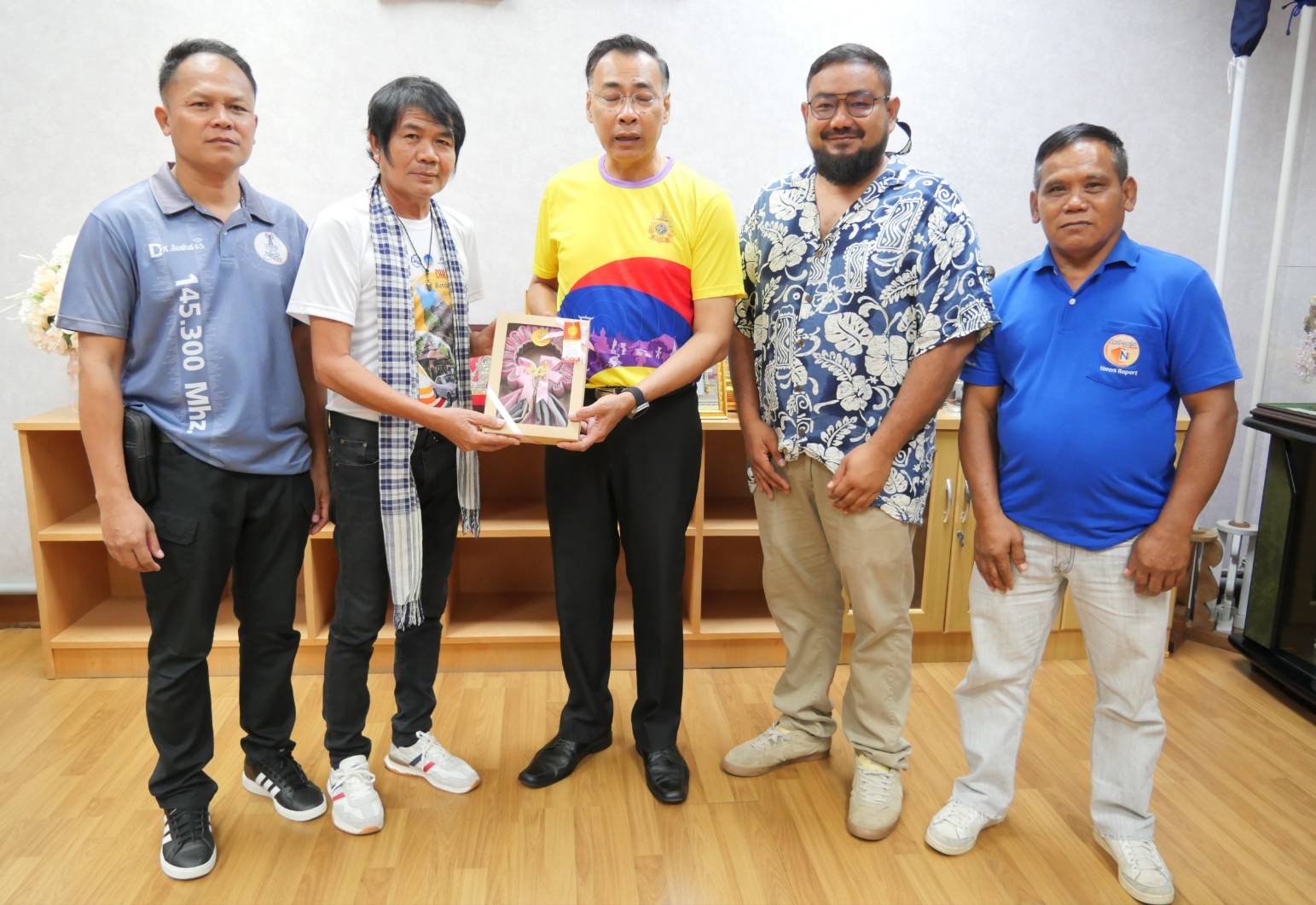 สื่อฯยโสธร มอบพวงมาลัยผ้าขาวม้าแสดงความยินดีผู้ว่าฯยโสธร หลังมีคำสั่งย้ายไปดำรงตำแหน่งผู้ว่าฯเชียงราย