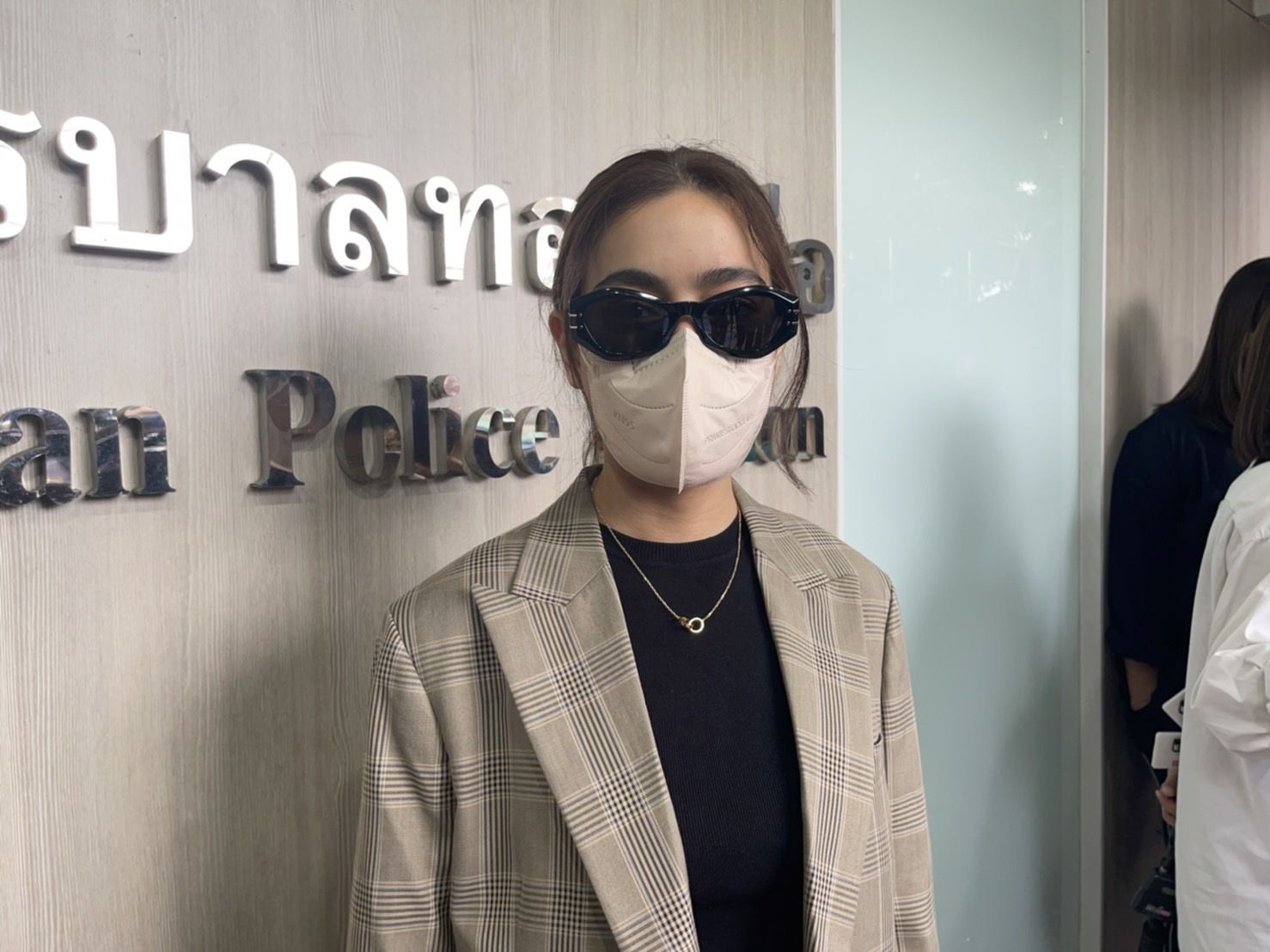 ‘คิมเบอร์ลี่’ ตามคดีถูกลักกระเป๋า ที่สน.ทองหล่อ ไม่ยืนยันเป็นคนเดียวกันกับคดี ‘แอน ทองประสม’ หรือไม่