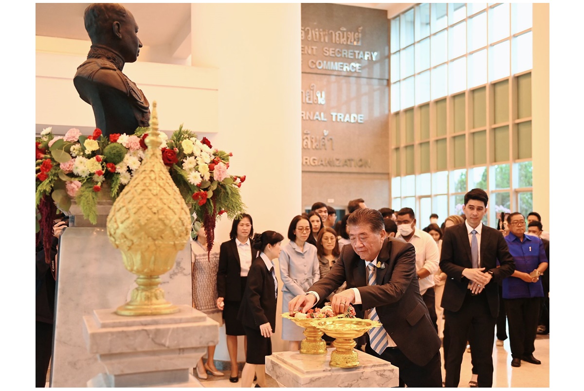 “ภูมิธรรม” ควง  "นภินทร” เข้ากระทรวงพาณิชย์วันแรก สักการะสิ่งศักดิ์สิทธิ์ประจำกระทรวง