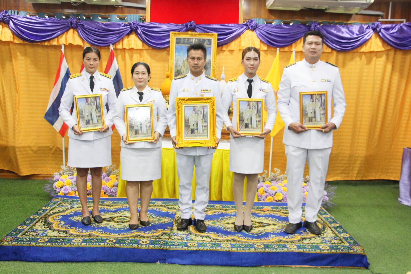 ทต.เพชรเมืองทอง จัดพิธีรับพระราชทานพระบรมฉายาลักษณ์ ในหลวง-พระราชินี
