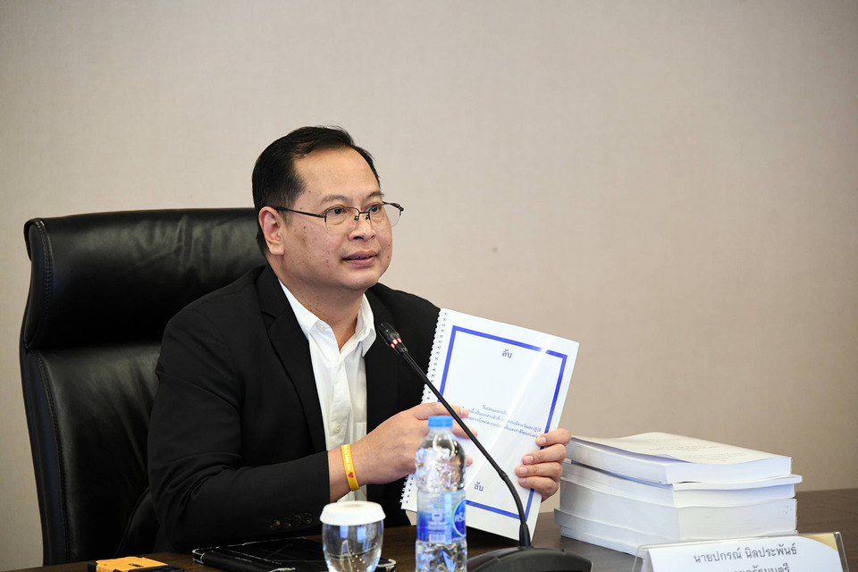 “ปกรณ์” ประชุม คกก.โกงสอบท้องถิ่นนัดสุดท้าย โชว์เล่มเอกสารสรุปคนผิด ก่อนส่ง “นายกฯ ” ขอให้มั่นใจไม่ได้ปล่อยปละละเลย