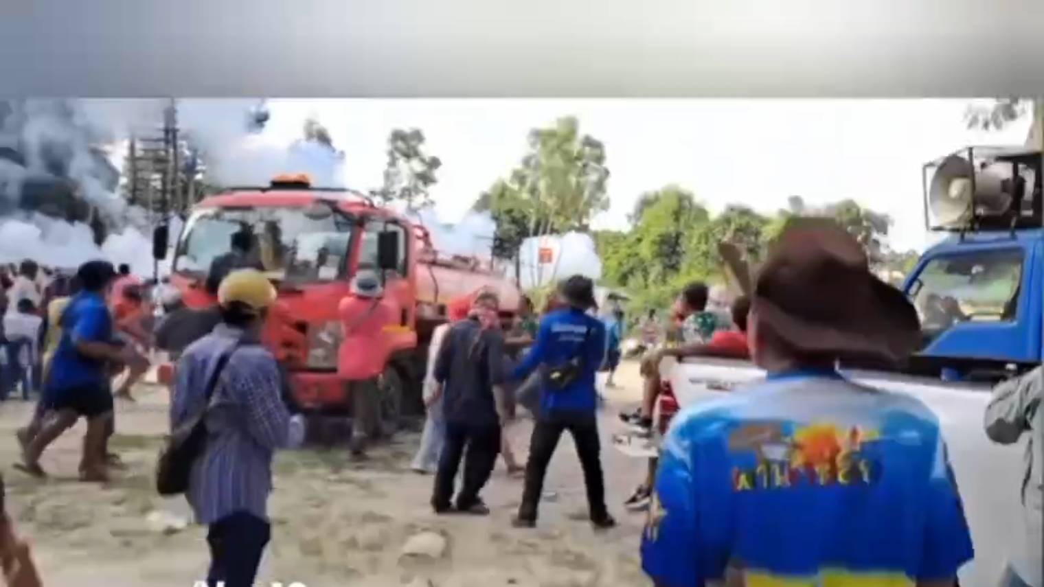 กลุ่มวัยรุ่นในงานบุญบั้งไฟแสนระเบิดบ้านสร้างบุร้อยเอ็ดรุมต่อยตำรวจระหว่างเข้าห้ามการทะเลาะวิวาทในงาน 