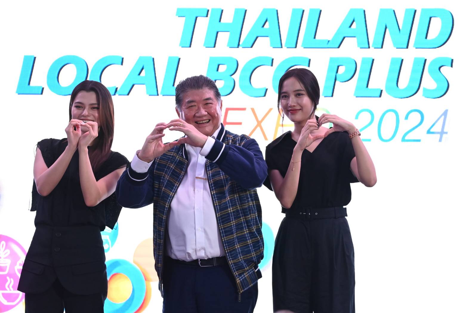 สุดปัง "ภูมิธรรม" ควง "ฟรีน-เบ็คกี้" นักแสดงซีรีส์ยูริชื่อดัง โปรโมทสินค้าท้องถิ่นไทยเทรนด์รักษ์โลก ฉลอง Pride Month & สมรสเท่าเทียม 