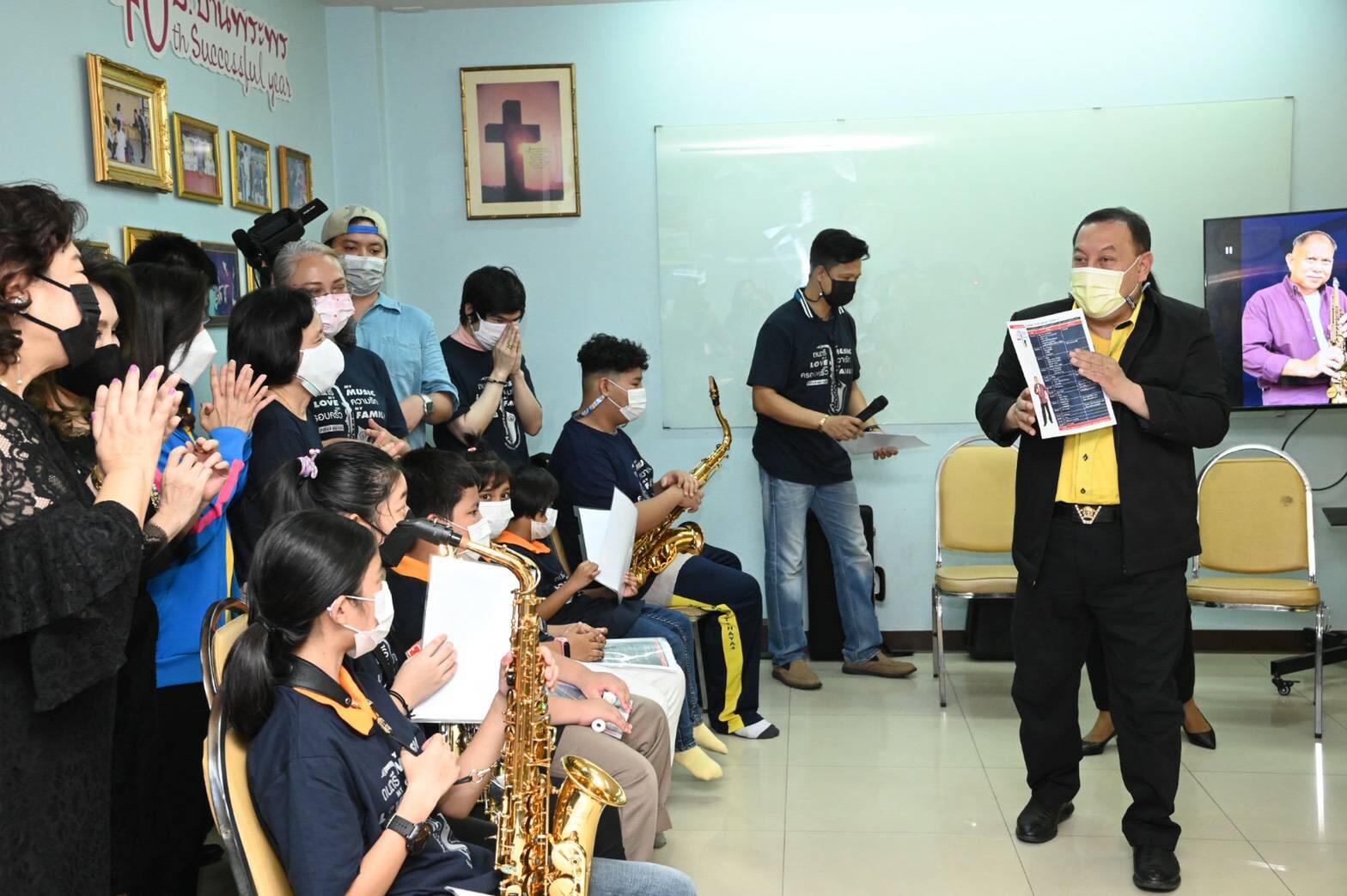 พม.มุ่งสร้างครอบครัวเข้มแข็งจัดโครงการ  สอนเป่าแซกโซโฟที่มูลนิธิบ้านพระพร