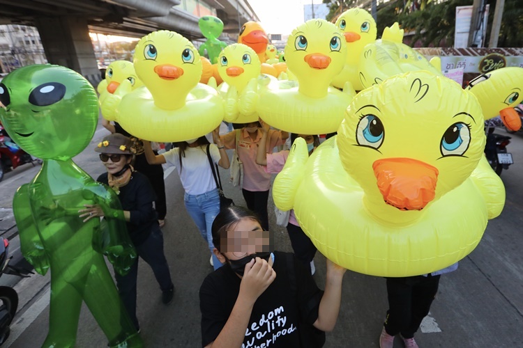'เป็ดยาง-เอเลี่ยน'พร้อม!ม็อบคณะราษฎรนนท์ชุมนุมสี่แยกแคราย