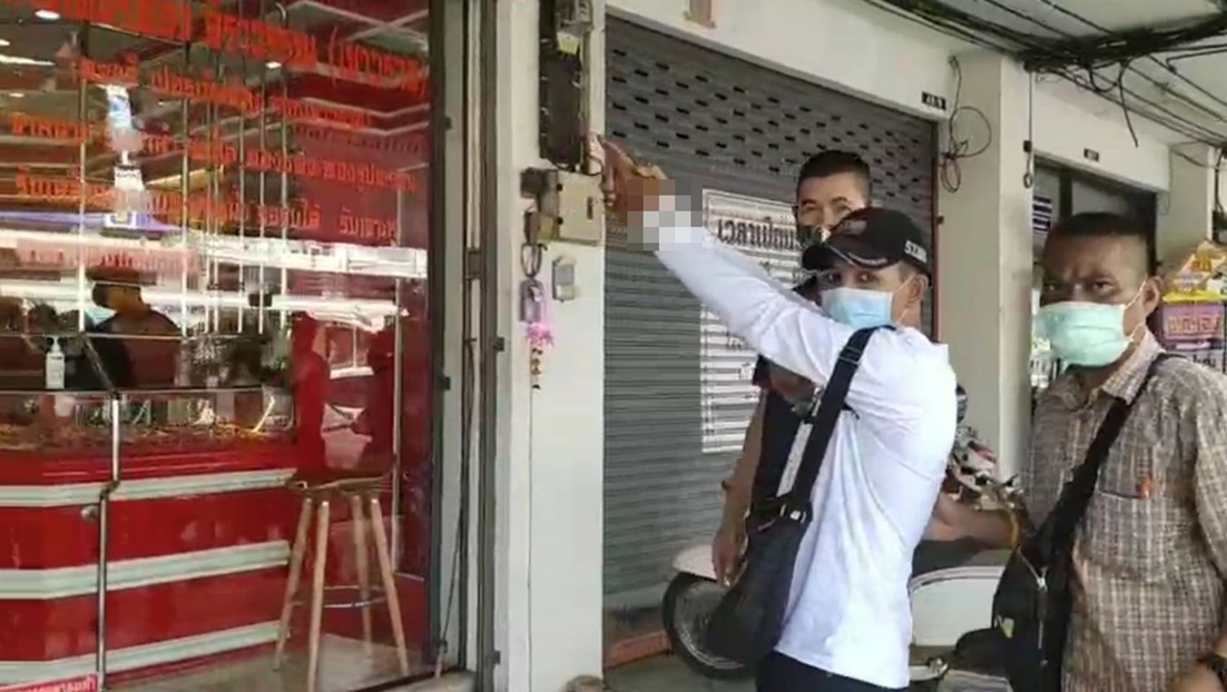 นำคนร้ายชิงทองในร้านทองมาทำแผนประกอบคำรับสารภาพ