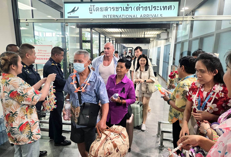 หัวหินคึกคักรับสงกรานต์! เที่ยวบินเชียงใหม่ลงสนามบินเต็มลำ 161 คน ททท.จัดต้อนรับอบอุ่น