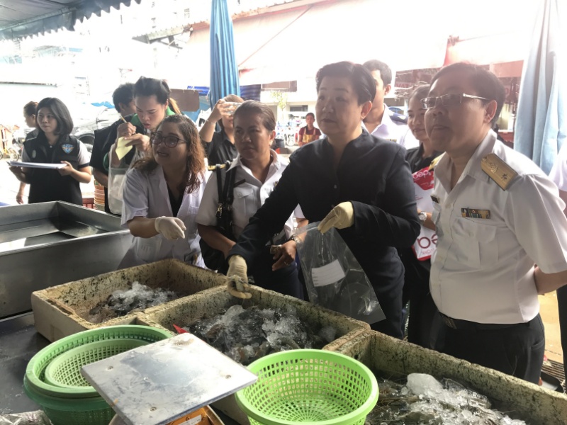 กรมประมง บุกตลาดไท ตรวจคุณภาพสินค้าประมง สร้างความมั่นใจผู้บริโภคช่วงเทศกาลสารทจีน