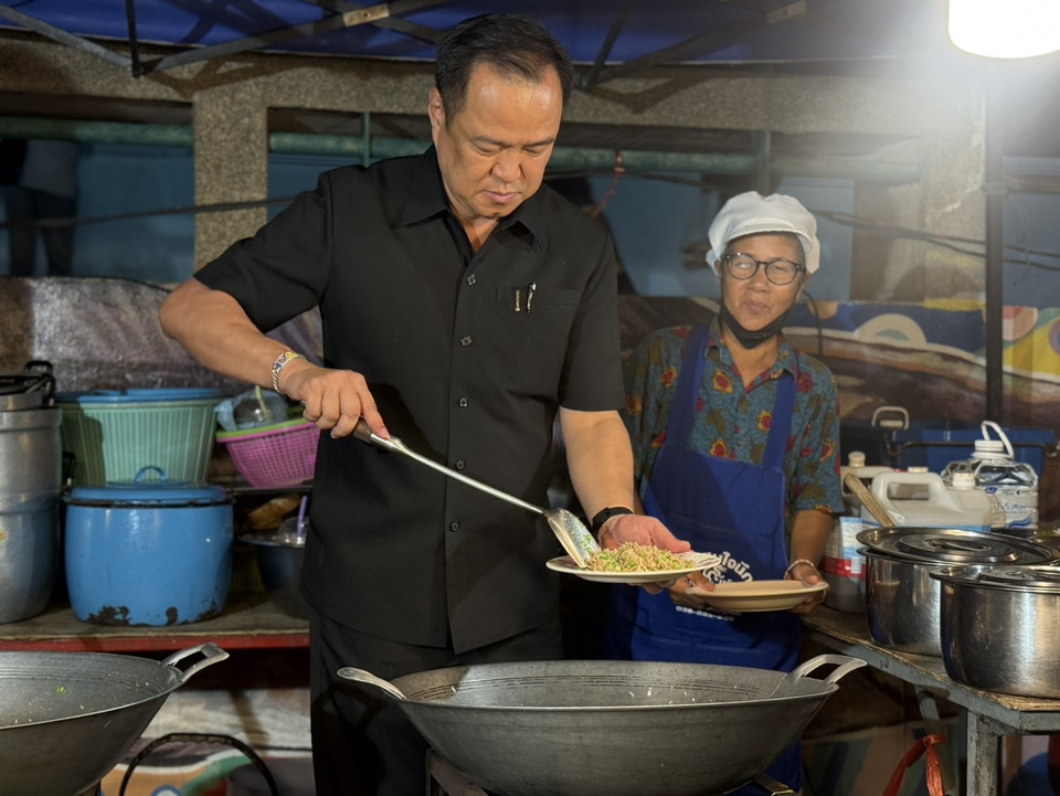 “อนุทิน” ควง ภริยา เดินถนนคนเดินสิงห์บุรี ร้องเพลง “บ้านเกิดเมืองนอน” ส่งกำลังใจ จนท. ชายแดน ควงตะหลิวผัดข้าวคลุกกะปิจานทอง 