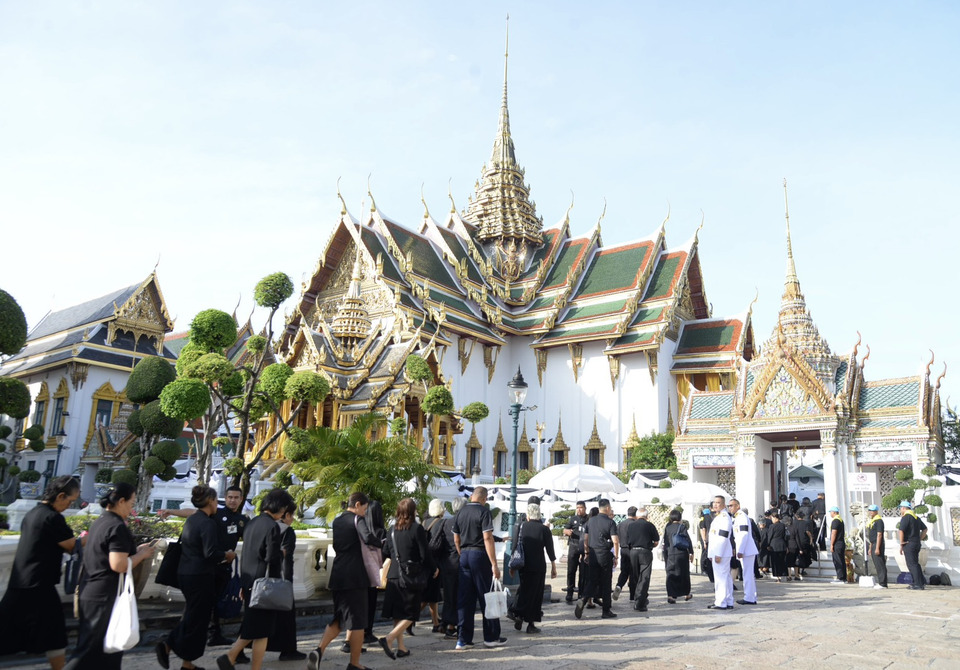 ประชาชนหลั่งไหลเข้ากราบถวายบังคมพระบรมศพ ‘สมเด็จพระบรมราชชนนีพันปีหลวง’ วันที่ 3 