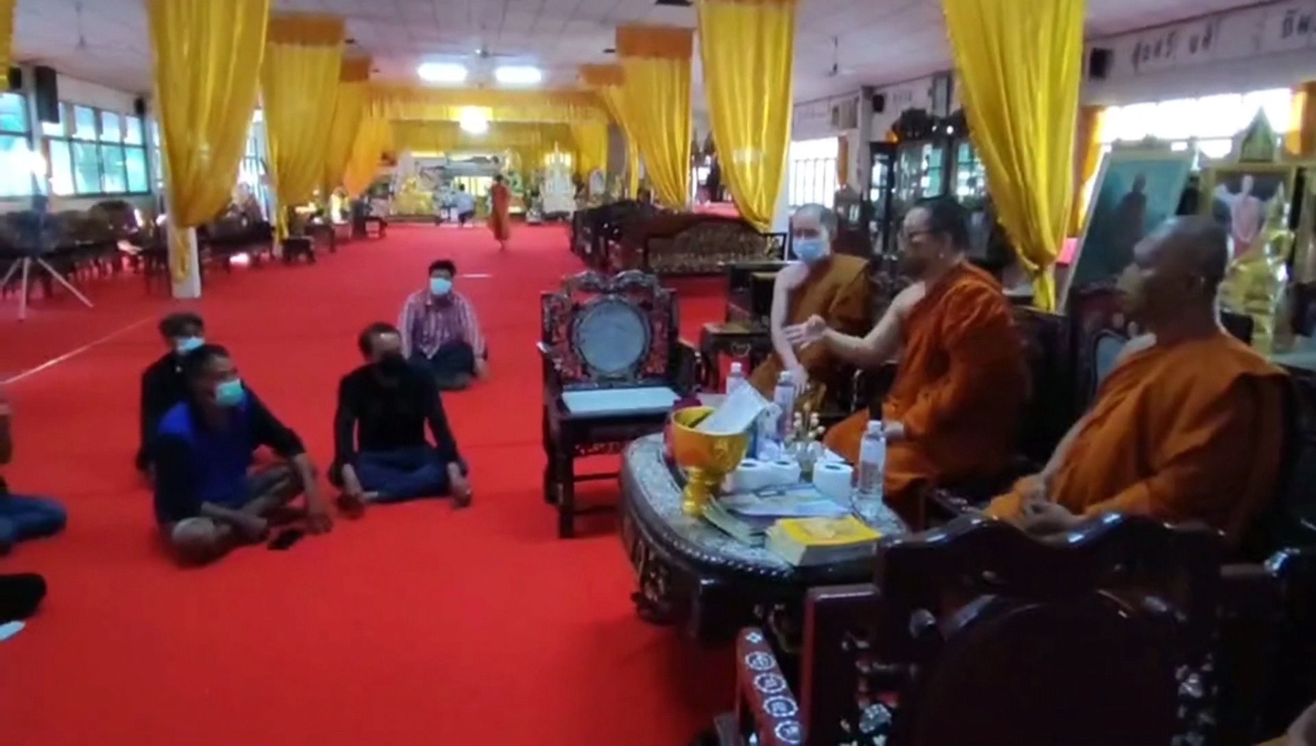  ชาวบ้านรวมตัวขับไล่เจ้าอาวาสวัดกลางชูศรีฯ  หลังคลิปด่ากราดพระลูกวัดว่อนโซเชียล