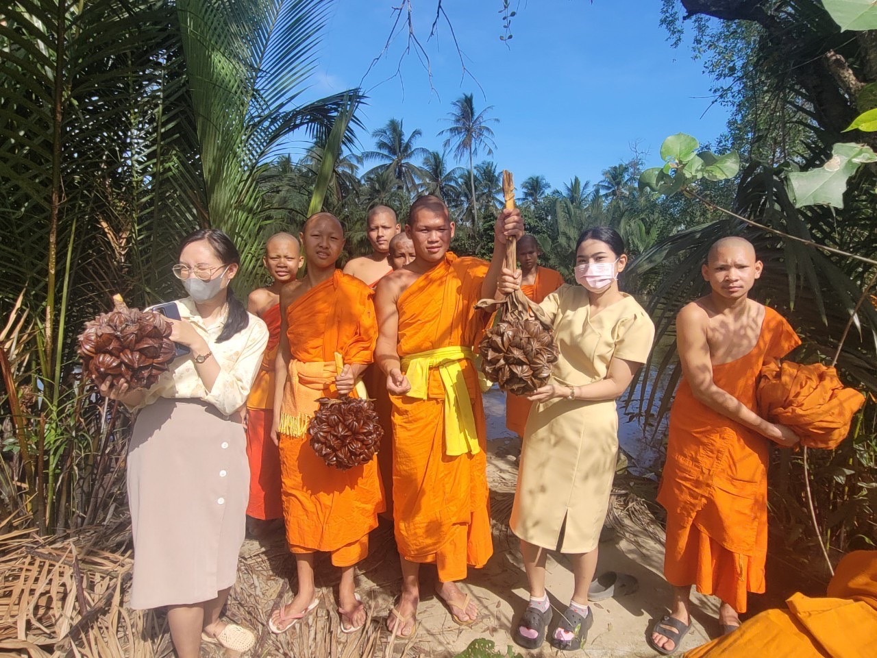 พช.สุราษฎร์ฯ และโรงเรียนพระปริยัติธรรมฯ ขับเคลื่อนการย้อมสีธรรมชาติบนผืนผ้า ด้วย “ลูกจาก” “เปลือกเคี่ยม” และพืชในท้องถิ่น 