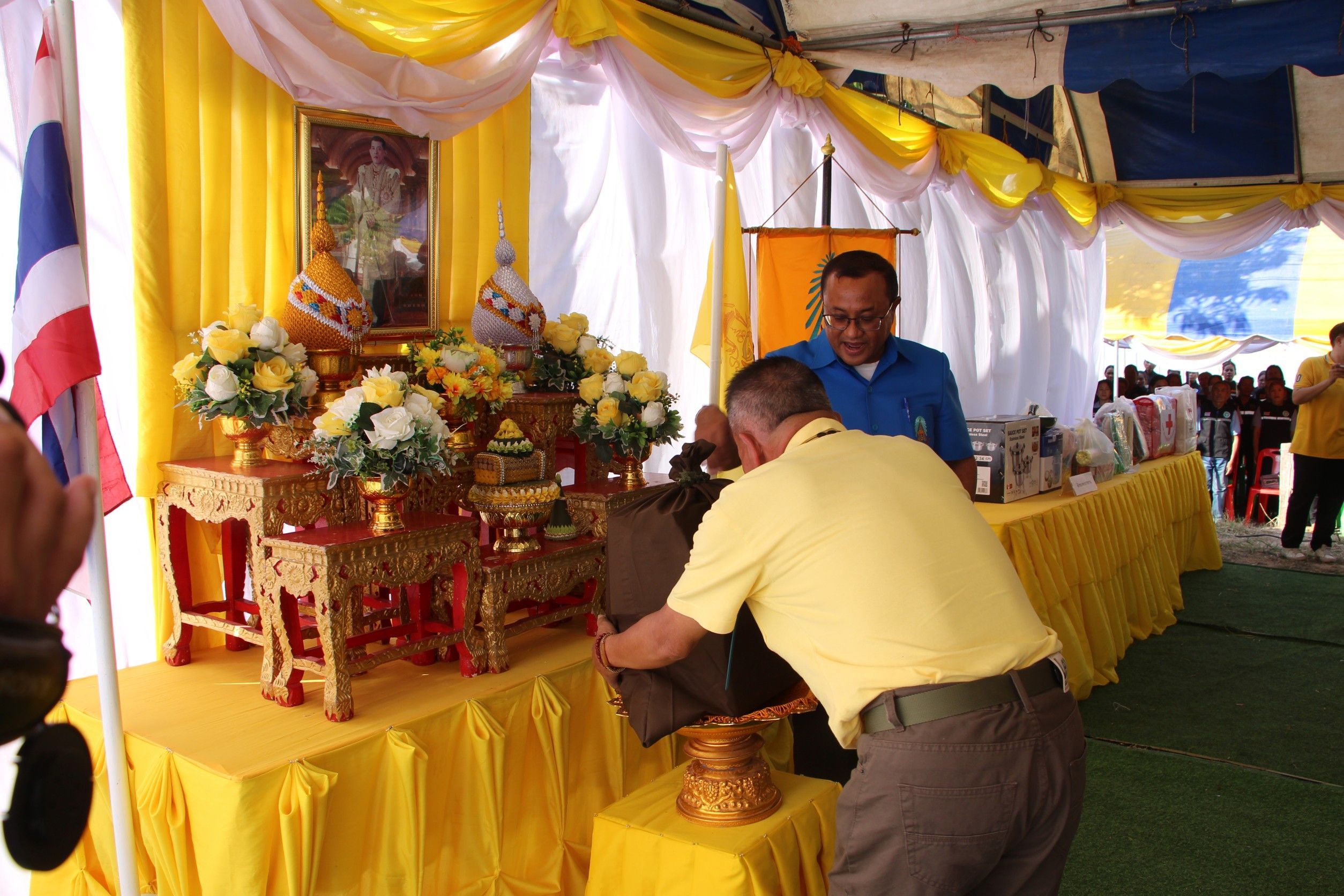 มูลนิธิราชประชานุเคราะห์ฯเชิญสิ่งของพระราชทานมอบให้ผู้ประสบอัคคีภัยในพื้นที่อำเภอเมยวดี 