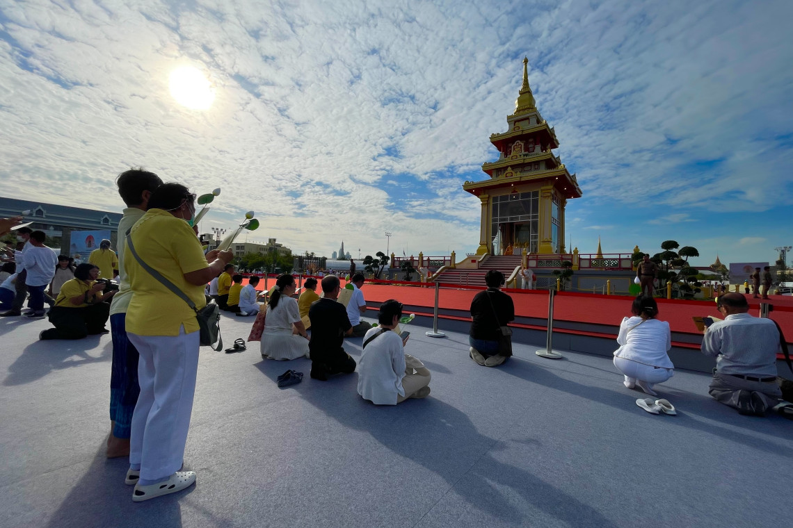 ปชช.หลั่งไหลสักการะพระเขี้ยวแก้วเนืองแน่น 