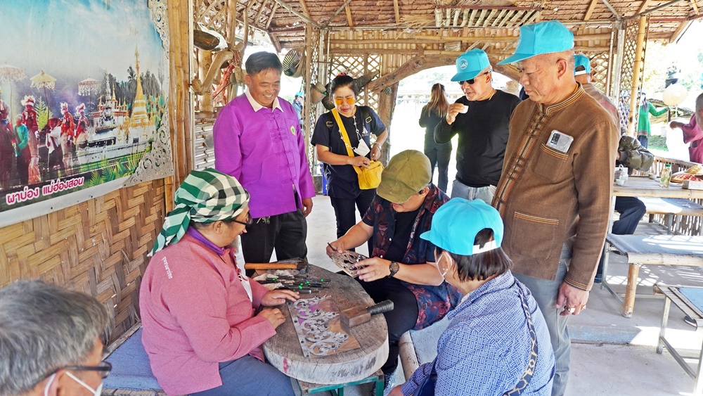 ทต.ป่าตาล ลพบุรี ดูงานศูนย์การเรียนรู้หลักปรัชญาเศรษฐกิจพอเพียงบ้านผาบ่อง