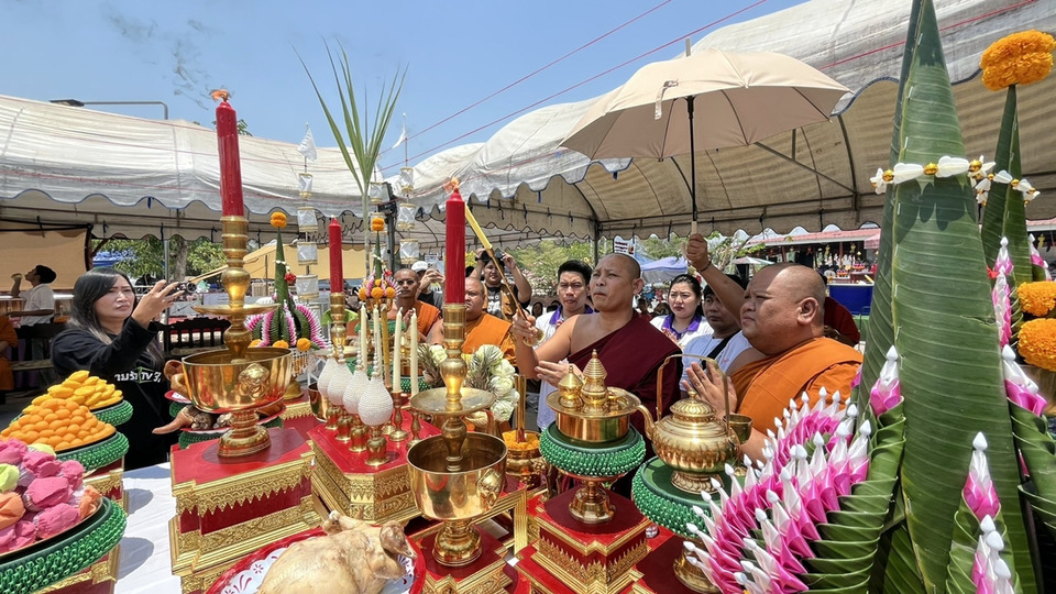 สุพรรณบุรีจัดพิธีปลุกเสก “พ่อขุนช้างมหาเศรษฐี” คนแห่ส่องเลขหางประทัด
