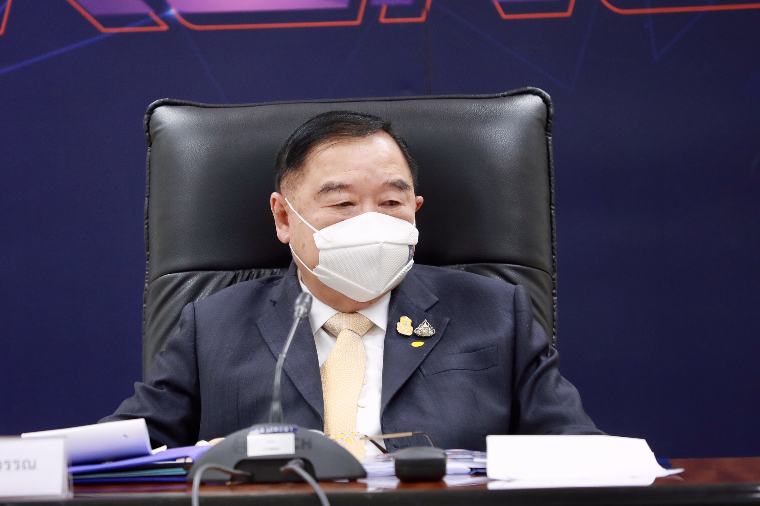 บิ๊กป้อม ตรวจเยี่ยมศูนย์ต่อต้านข่าวปลอมยืนยันใช้ กม.ลงดาบเฟคนิวส์โควิด-19 