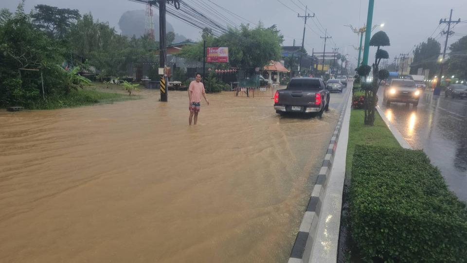 ฝนถล่มพังงา ลมกระโชกแรง น้ำท่วมขังหลายจุด ถนนหลักสูง 30–40 ซม. รถสัญจรลำบาก