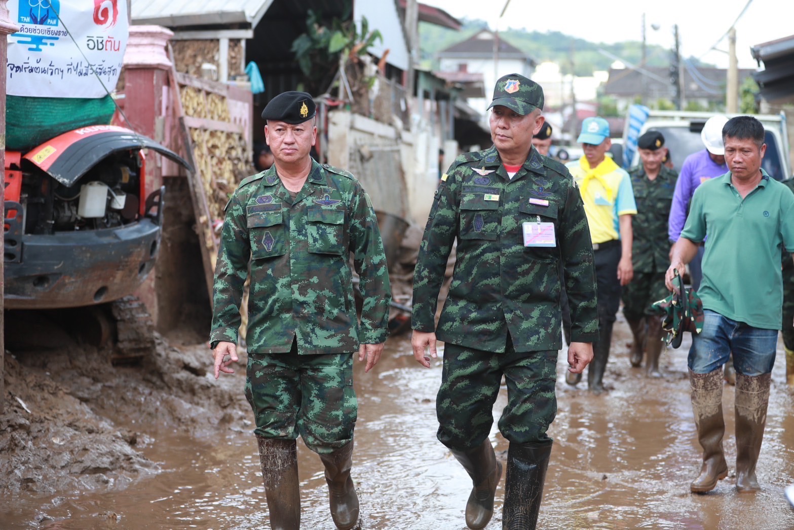 ผบ.ทบ.ลงพื้นที่เชียงรายเยี่ยมกำลังพลที่ปฏิบัติงานเร่งฟื้นฟูพื้นที่ประสบอุทกภัยอย่างต่อเนื่อง  