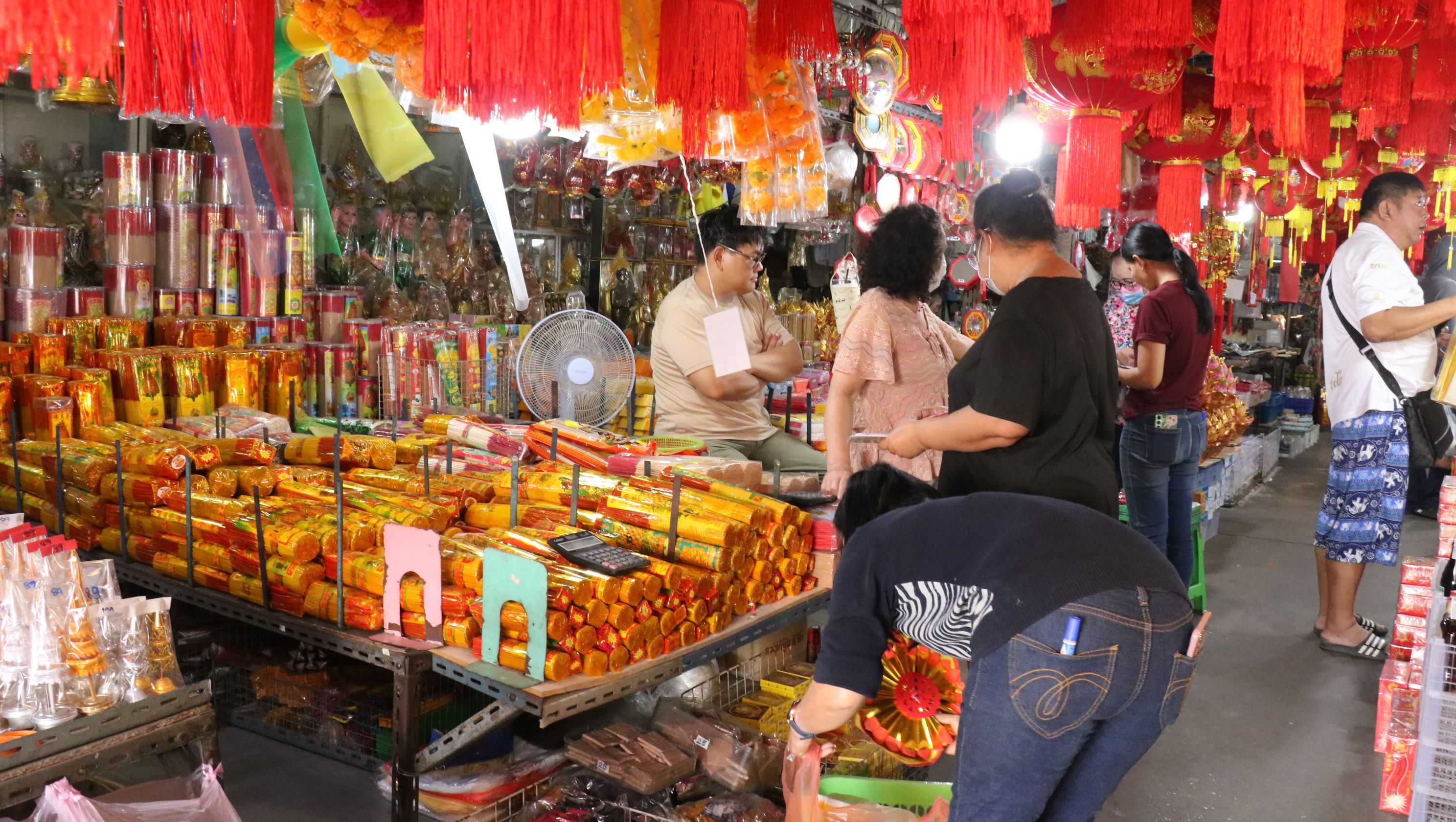 วันจ่ายตรุษจีนโคราชปชช.ซื้อของไหว้คึกคักพ่อค้าแม่ค้าปลื้มเงินดิจิทัลช่วยกระตุ้นยอดขาย