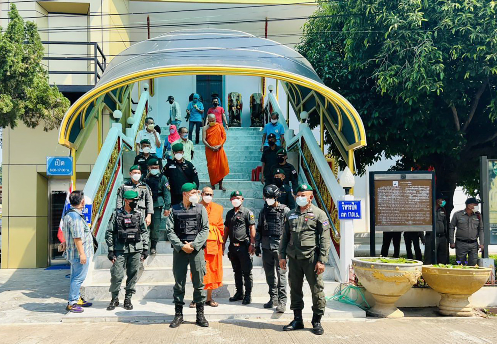 วัดหลวงพ่อเงินบางคลาน จ.พิจิตร วุ่นไม่เลิก!! กลุ่มบุคคลเข้ายึดวัดห้ามรักษาการเจ้าอาวาสเข้า ต้องขอตำรวจคุ้มกัน แจ้งความเอาผิดทำลายทรัพย์สิน-ลักทรัพย์