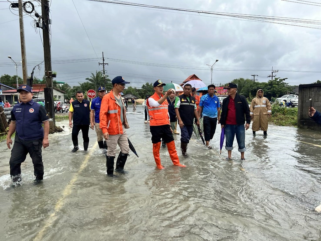 ผู้ว่าฯ นราธิวาส ติดตามสถานการณ์น้ำในพื้นที่ อ.บาเจาะ ล่าสุดน้ำท่วมถนนสายหลักแล้ว