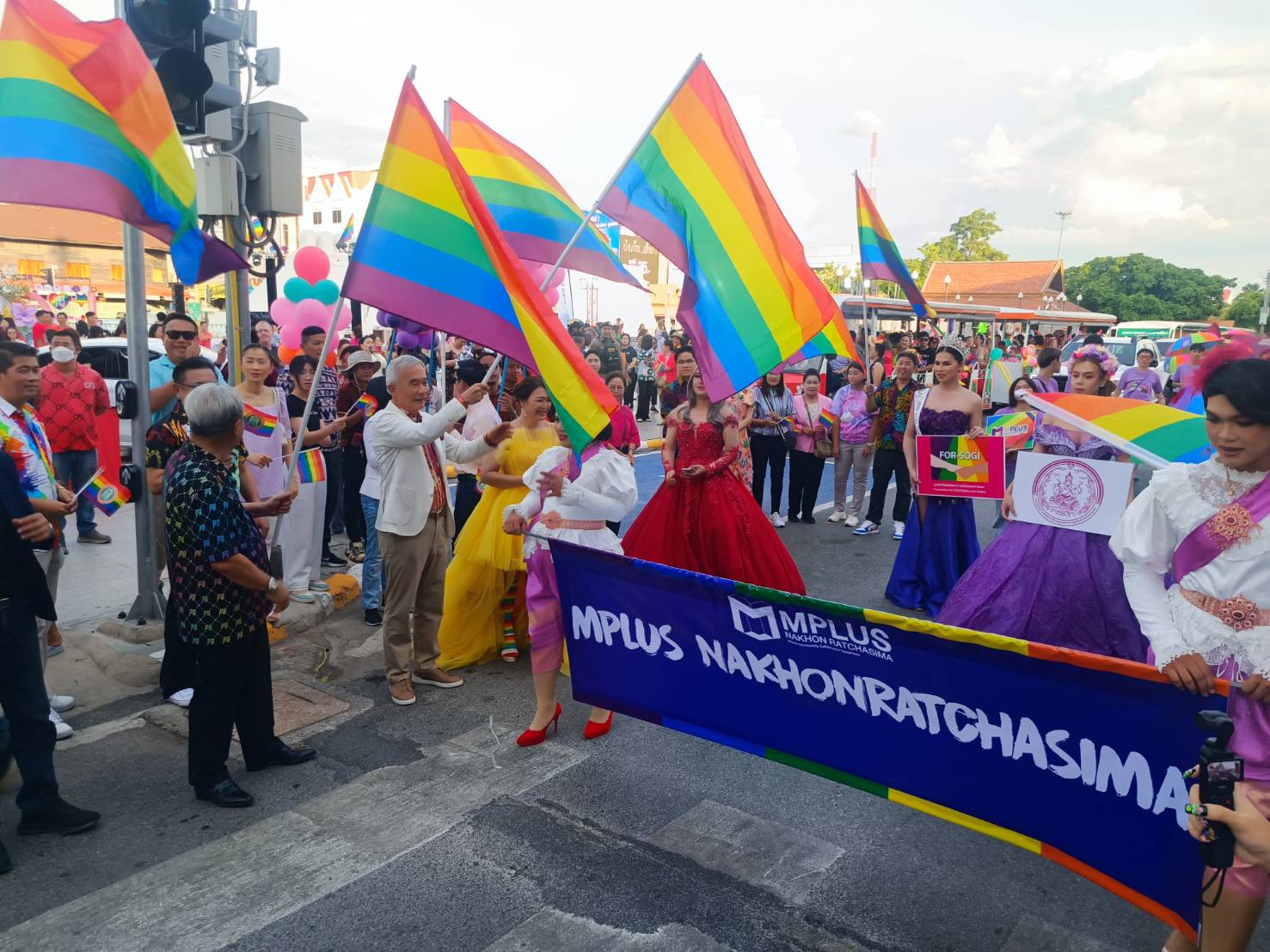 'สุวัจน์'นำกลุ่ม LGBTQ+ เดินพาเหรดรณรงค์ความเสมอภาคทางเพศ