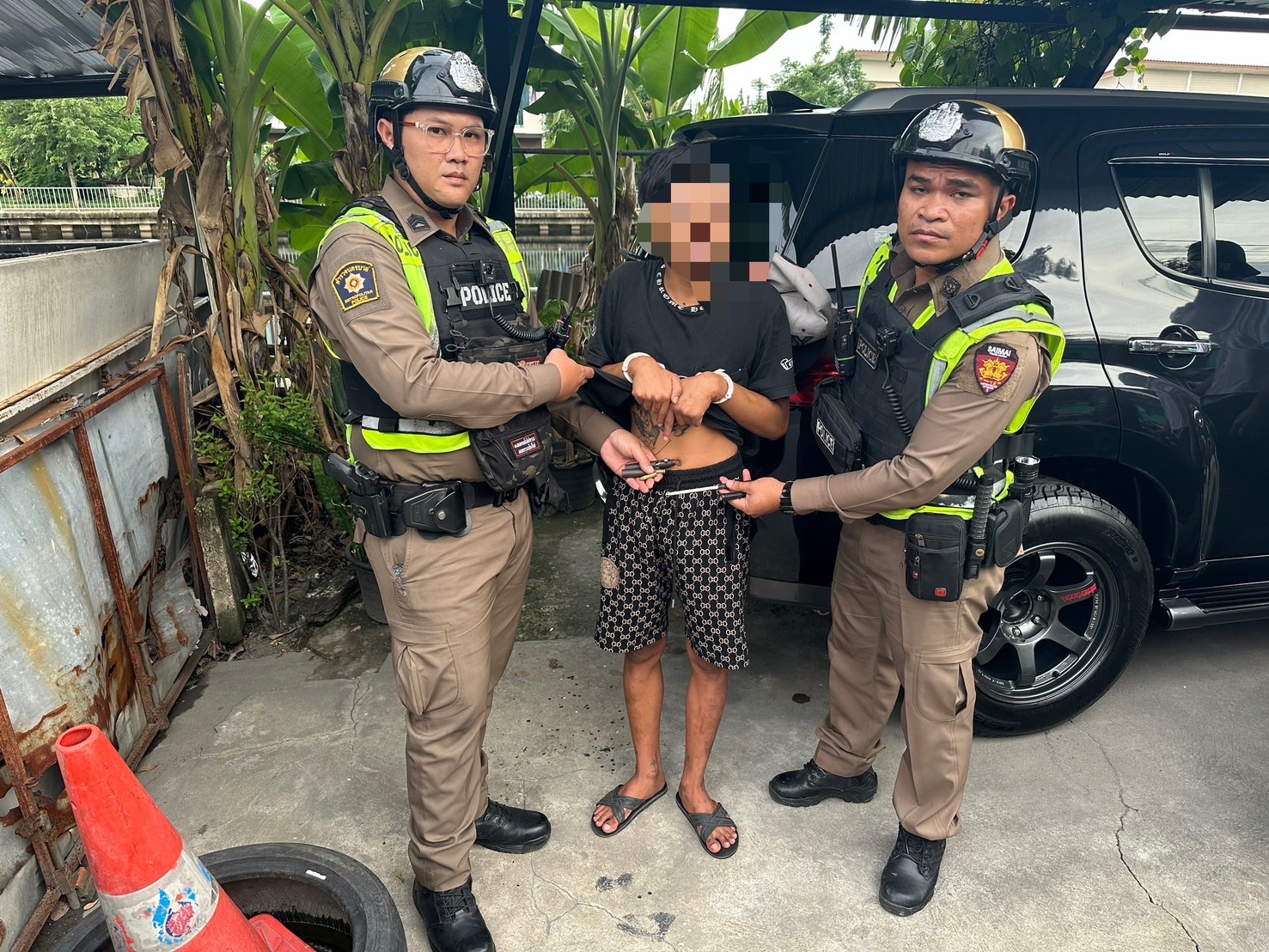 สายตรวจสน.สายไหมรวบวัยรุ่นพกปืนปากกาอ้างซื้อมาป้องกันตัวบริเวณถนนเลียบคลองสอง 