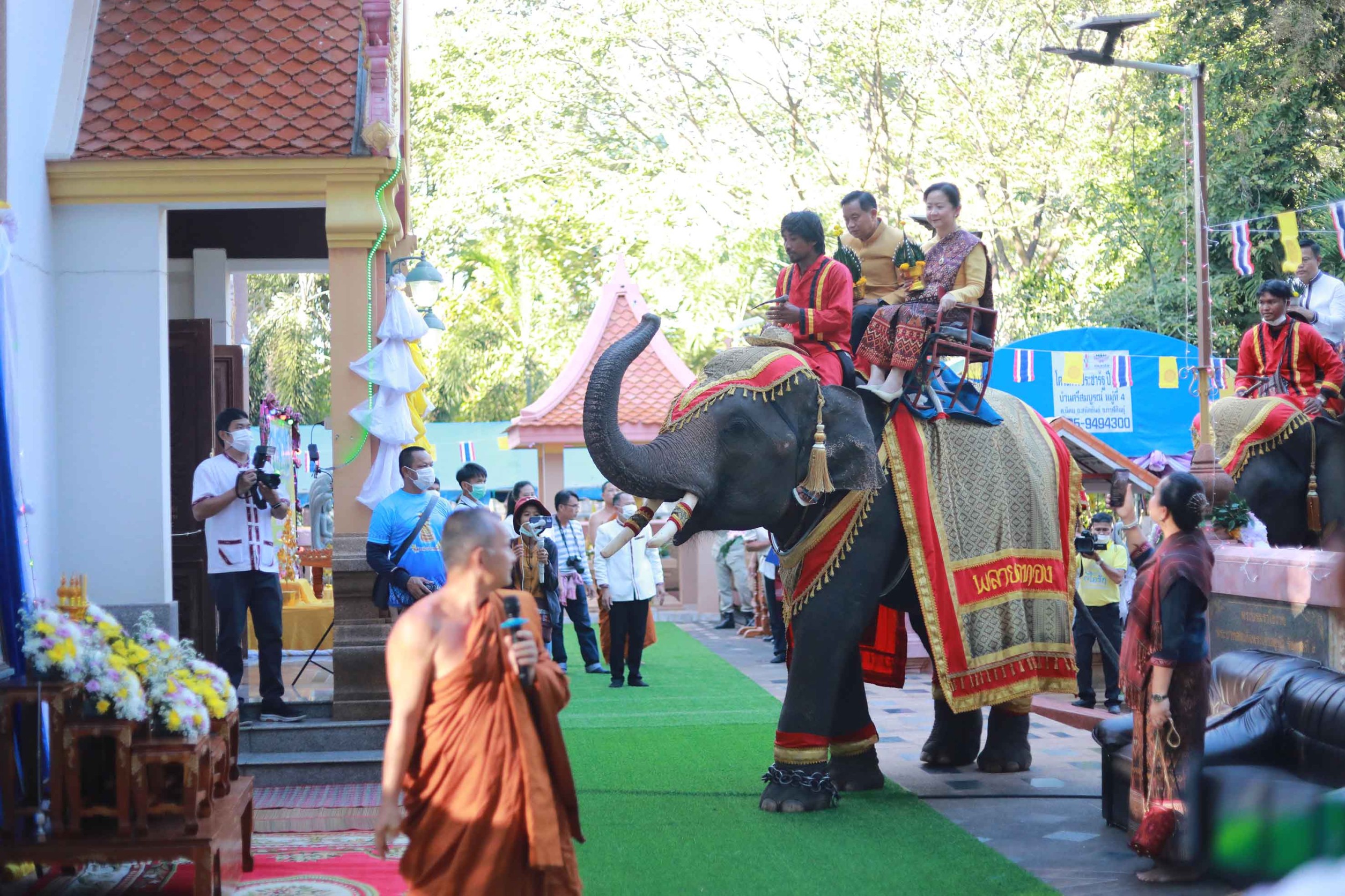กาฬสินธุ์นั่งช้างกราบหลวงพ่อเจ็ดกษัตริย์เปิดงานประจำปียิ่งใหญ่