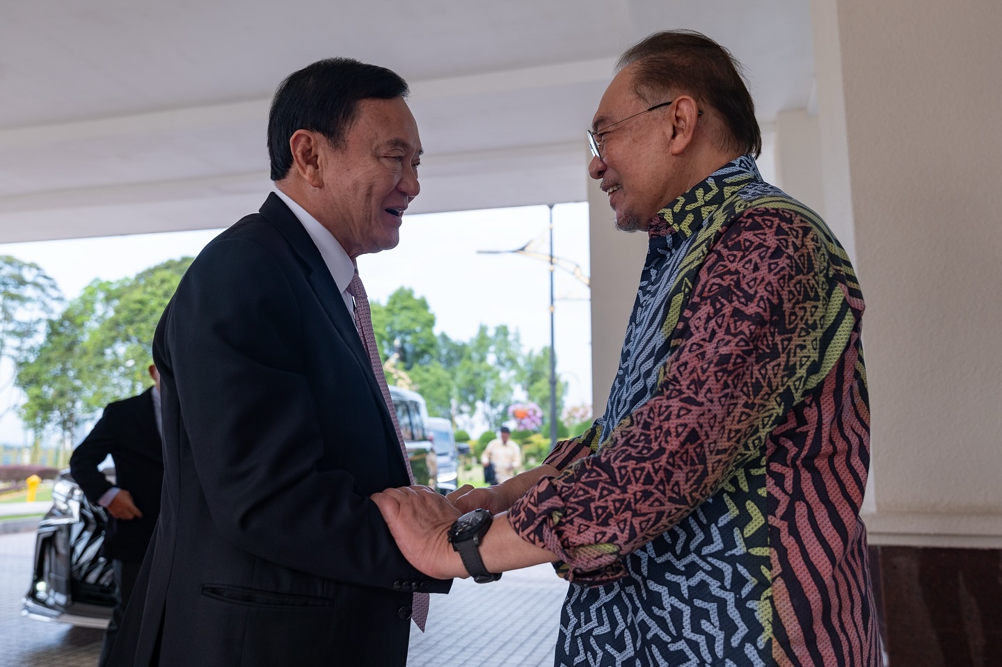 "อันวาร์" โพสต์รูปจับมือ "ทักษิณ" ที่ประเทศมาเลเซีย