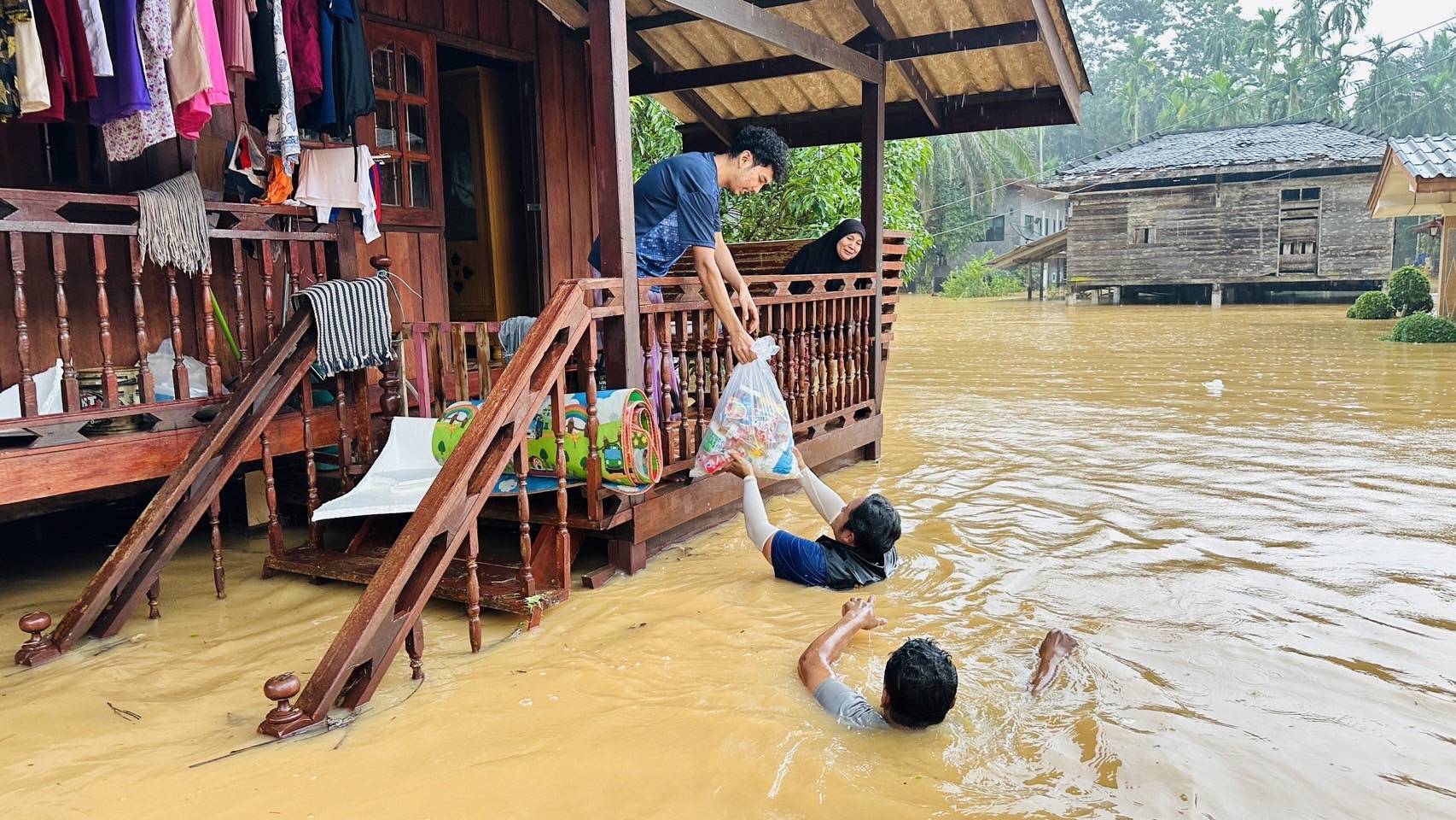 "พรรครวมไทยสร้างชาติ" ระดมทรัพยากรช่วยเหลือประชาชน ประสบภัยน้ำท่วมภาคใต้